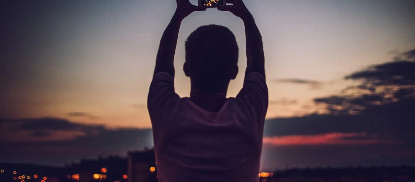 Τα πέντε κόλπα για να βγαίνουμε πάντα ωραίοι στις φωτογραφίες